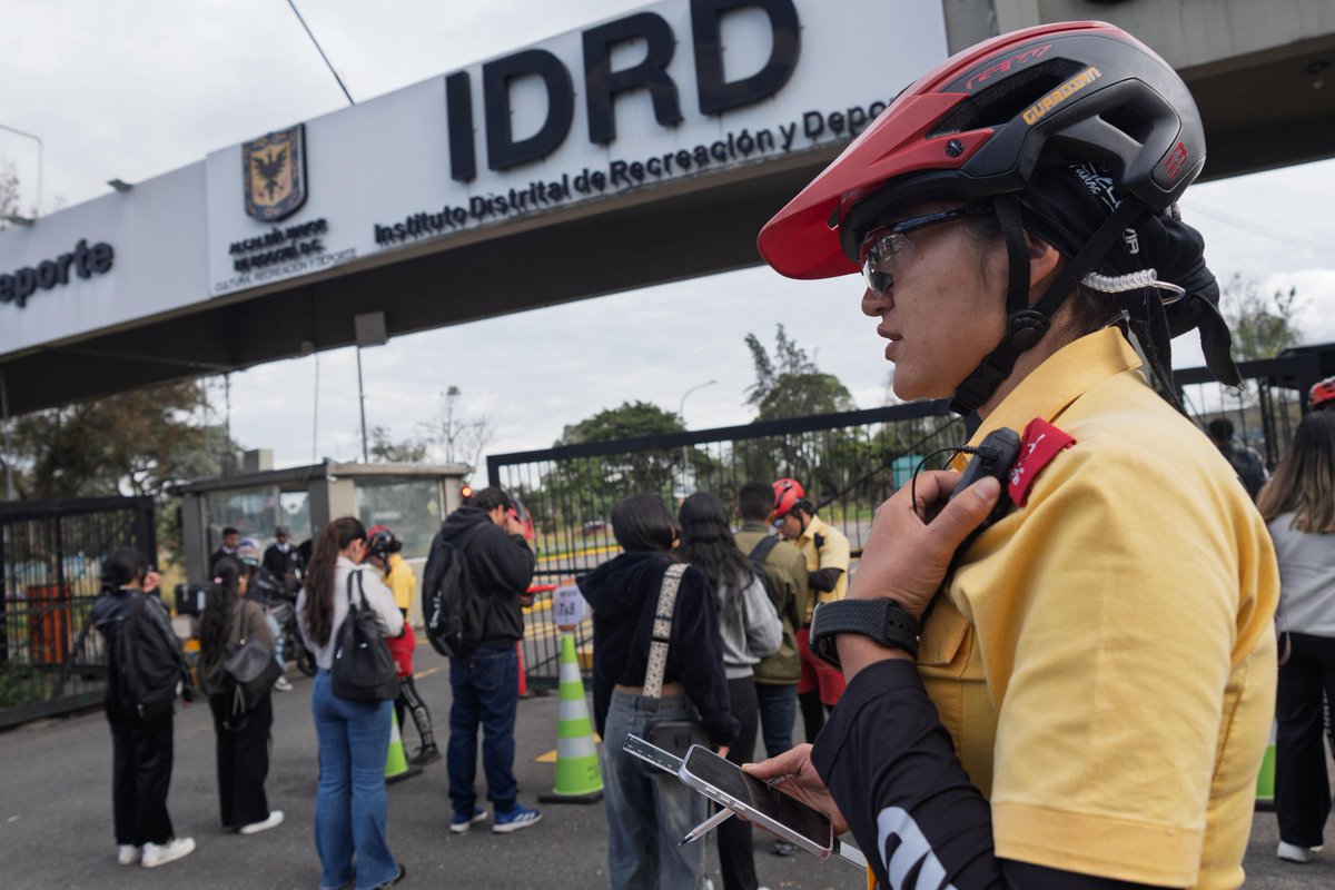IDRD's tweet photo. 🚴‍♂️💛 En el IDRD avanzamos con el procedimiento de selección de los Guardianes de la Ciclovía, un proceso transparente y organizado que nos permite elegir personas comprometidas con el cuidado, la orientación y la seguridad de quienes disfrutan cada jornada.
La Ciclovía, programa insignia de la ciudad, sigue fortaleciéndose gracias al talento humano que la hace posible.
Si participaste en esta convocatoria, gracias por tu interés en aportar al bienestar y la convivencia en Bogotá. ¡Seguimos construyendo espacios seguros y activos para todos! 🚴‍♀️✨
