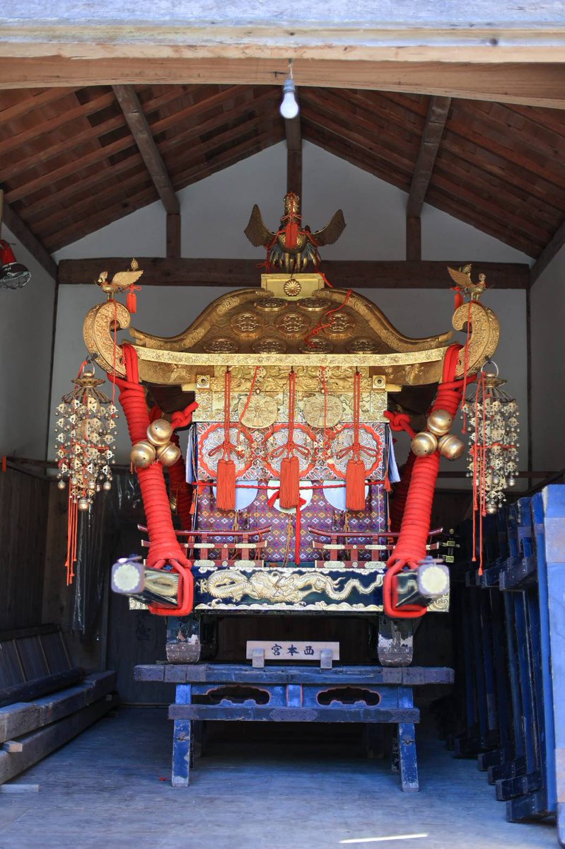 山王祭、始動！

​本日は準備の第一番「鈴縄巻き」の日。

熟練の手さばきで、蕨手（わらびて）と担ぎ棒の間に鮮やかな赤の鈴縄が力強く張り渡されていきます。

​さあ、いよいよ3月1日は二基の神輿を山上へ担ぎ上げる「お輿上げ」です。

皆様、心の準備はよろしいですか？🌸

#日吉大社 #山王祭