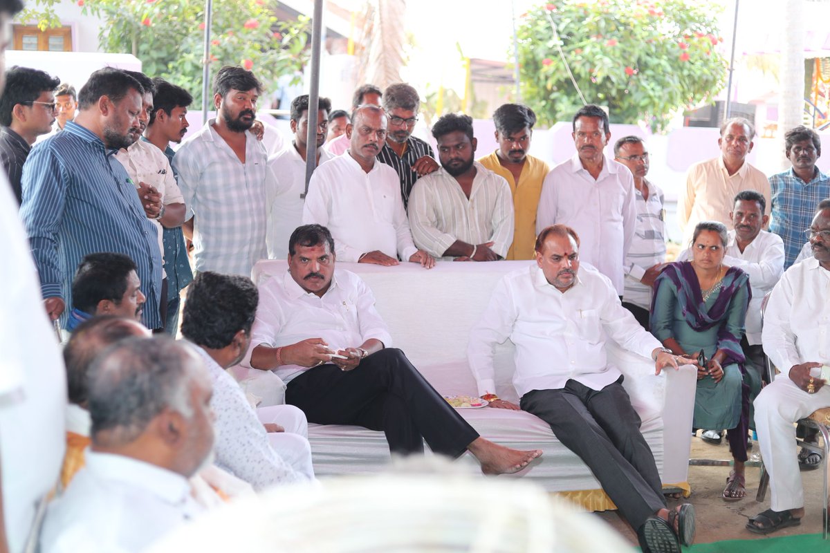 BotchaBSN's tweet photo. చీపురుపల్లి నియోజకవర్గం మెరకముడిదాంలో వైఎస్ఆర్ సీపీ నాయకులు రాము నివాసంలో జరిగిన వారి కుమార్తె పెండ్లిరాట కార్యక్రమంలో పాల్గొన్న మాజీ మంత్రి వర్యులు ప్రస్తుత శాసన మండలి విపక్ష నేత పెద్దలు శ్రీ బొత్స సత్యనారాయణ గారు.
#TeamBotcha #BotchaSatyanarayana #YSRCP #YSJagan #Vizag https://t.co/ka4YDvzan9