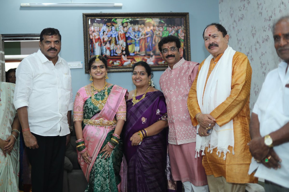 BotchaBSN's tweet photo. చీపురుపల్లి నియోజకవర్గం మెరకముడిదాంలో వైఎస్ఆర్ సీపీ నాయకులు రాము నివాసంలో జరిగిన వారి కుమార్తె పెండ్లిరాట కార్యక్రమంలో పాల్గొన్న మాజీ మంత్రి వర్యులు ప్రస్తుత శాసన మండలి విపక్ష నేత పెద్దలు శ్రీ బొత్స సత్యనారాయణ గారు.
#TeamBotcha #BotchaSatyanarayana #YSRCP #YSJagan #Vizag https://t.co/ka4YDvzan9