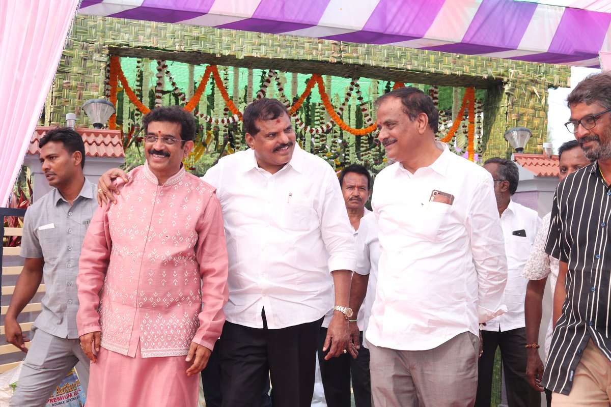 BotchaBSN's tweet photo. చీపురుపల్లి నియోజకవర్గం మెరకముడిదాంలో వైఎస్ఆర్ సీపీ నాయకులు రాము నివాసంలో జరిగిన వారి కుమార్తె పెండ్లిరాట కార్యక్రమంలో పాల్గొన్న మాజీ మంత్రి వర్యులు ప్రస్తుత శాసన మండలి విపక్ష నేత పెద్దలు శ్రీ బొత్స సత్యనారాయణ గారు.
#TeamBotcha #BotchaSatyanarayana #YSRCP #YSJagan #Vizag https://t.co/ka4YDvzan9