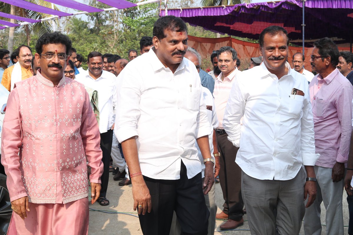 BotchaBSN's tweet photo. చీపురుపల్లి నియోజకవర్గం మెరకముడిదాంలో వైఎస్ఆర్ సీపీ నాయకులు రాము నివాసంలో జరిగిన వారి కుమార్తె పెండ్లిరాట కార్యక్రమంలో పాల్గొన్న మాజీ మంత్రి వర్యులు ప్రస్తుత శాసన మండలి విపక్ష నేత పెద్దలు శ్రీ బొత్స సత్యనారాయణ గారు.
#TeamBotcha #BotchaSatyanarayana #YSRCP #YSJagan #Vizag https://t.co/ka4YDvzan9