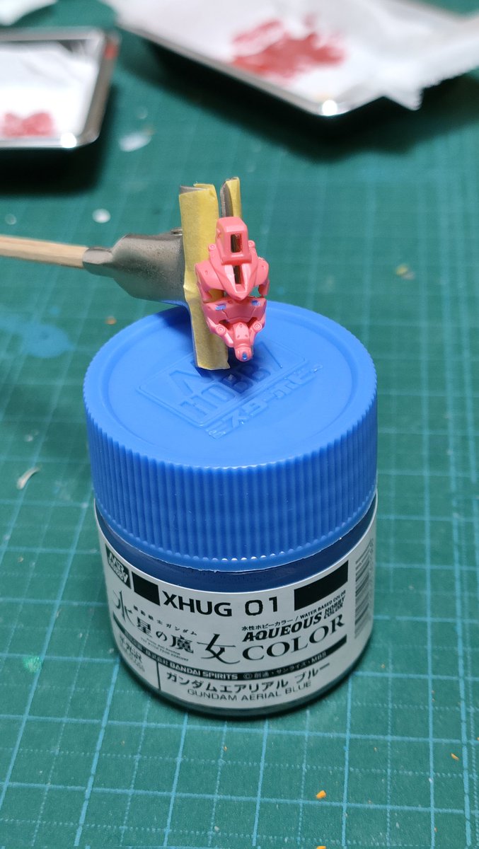 Usss333's tweet photo. 赤いガンダム、部分塗装も終盤。
センサーはエアリアルブルーにしてみた。写真より少し紫寄りでいい感じ。
スラスターはMrホビーマーカーのガンメタ。
ビット他のグレー部分はその辺にあったドイツのダークグレー。はみ出しはヤスリスティックと爪楊枝で落としたら、キリッと仕上がった。
#ガンプラ https://t.co/F0XLqWgXyX