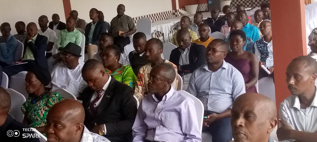 ApollinaireNdi3's tweet photo. Rencontre fructueuse à Bujumbura : l'administrateur de la commune de Bugendana a présenté la nouvelle équipe administrative et les projets en cours aux ressortissants de la commune. Ensemble, nous pouvons construire l'avenir #Bugendana #Collaboration #ProjetsCommunautaires https://t.co/vXgBQSp1yz