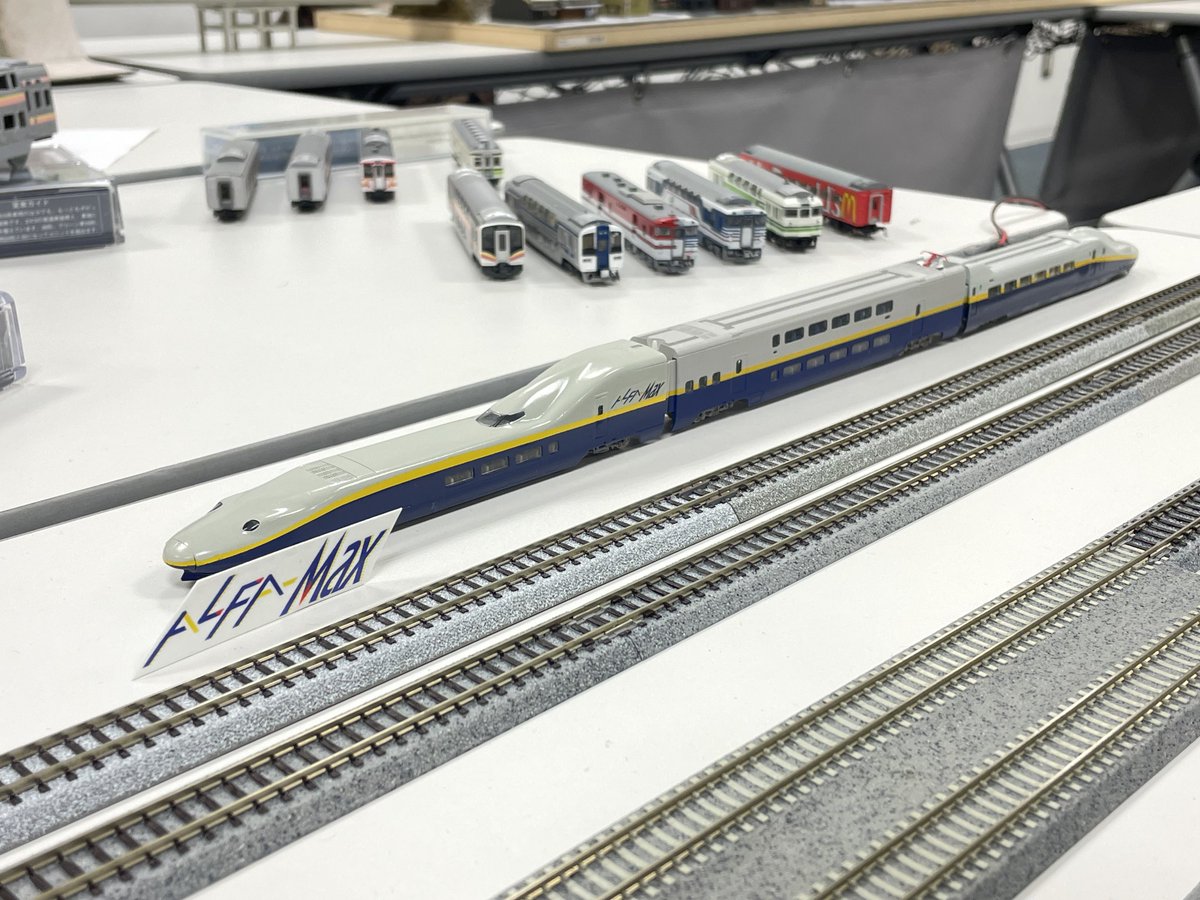 RED_ZondaR's tweet photo. 平屋のMax、シンパンのMax、ALFA-Maxの3両編成、通称TRY-Max。
新幹線の限界に挑んだ幻の編成です。
公式記録はありませんが、どうやら最高速度は300Xに匹敵していたとかなんとか・・・
知らんけど
#そこに不審車はあるか
#ALFA_Max
#平屋のMax https://t.co/YjGi8dP6Ow
