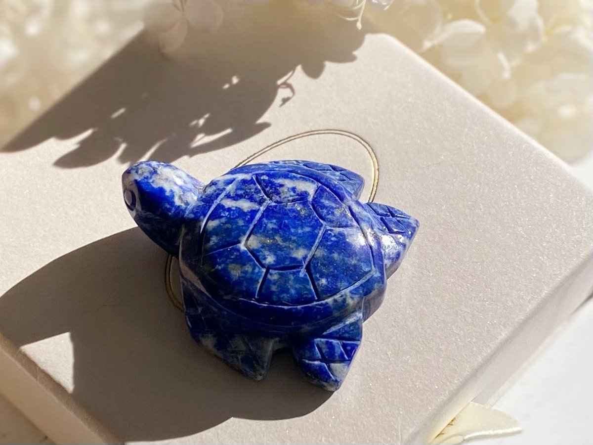 深い青に、星のかけらを散らしたようなラピスラズリのカメさん