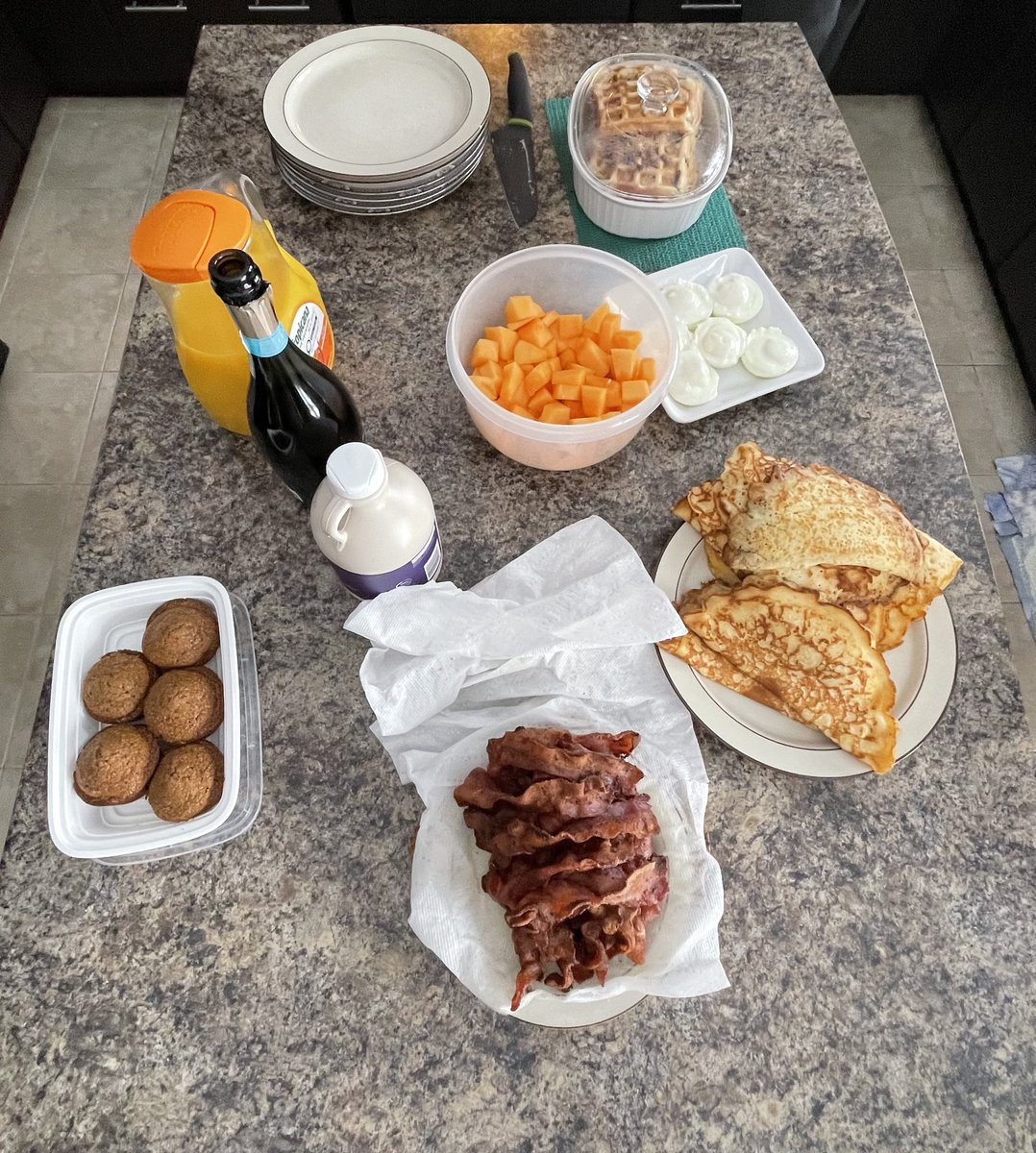 It’s not beer and wings but mimosas, bacon and waffles 😋 for this early hockey game 🏒 GoCanadaGo!