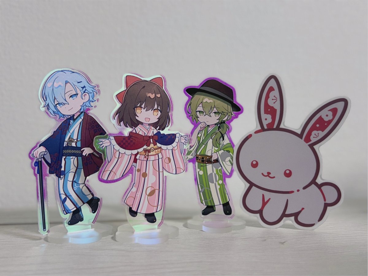 雫さん（ <a href="/calmcalmshhh/">雫🐧</a> ）の素敵すぎるアクスタ＆うさぎさんステッカーが手元に届きました🥹✨
視界に入るたびに癒されます……ありがとうございます〜ッ！！！🫶🏻🤍