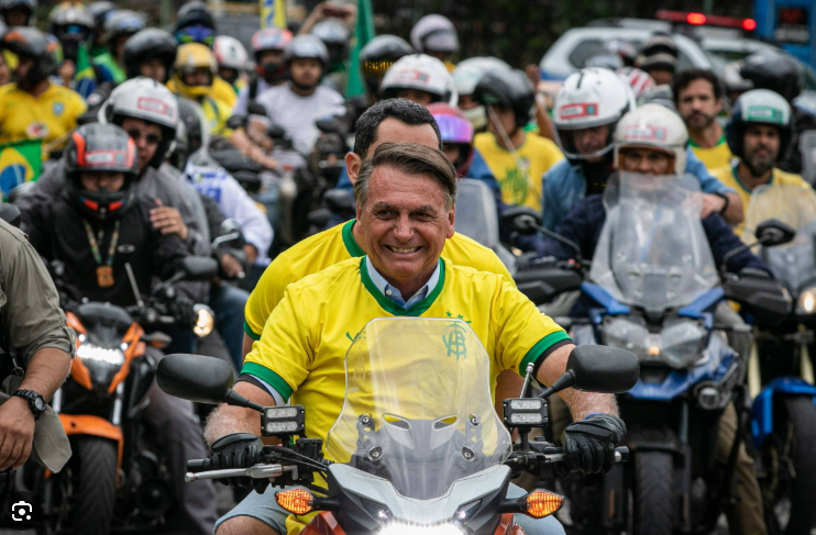 servaz50's tweet photo. "A punição aos delitos de propaganda eleitoral antecipada é tão pífia que estimula os infratores a burlarem a proibição." O artigo de @maryzaidan, no ponto certo.  https://t.co/sXXVEGtBBX https://t.co/VCvXpDCjcB