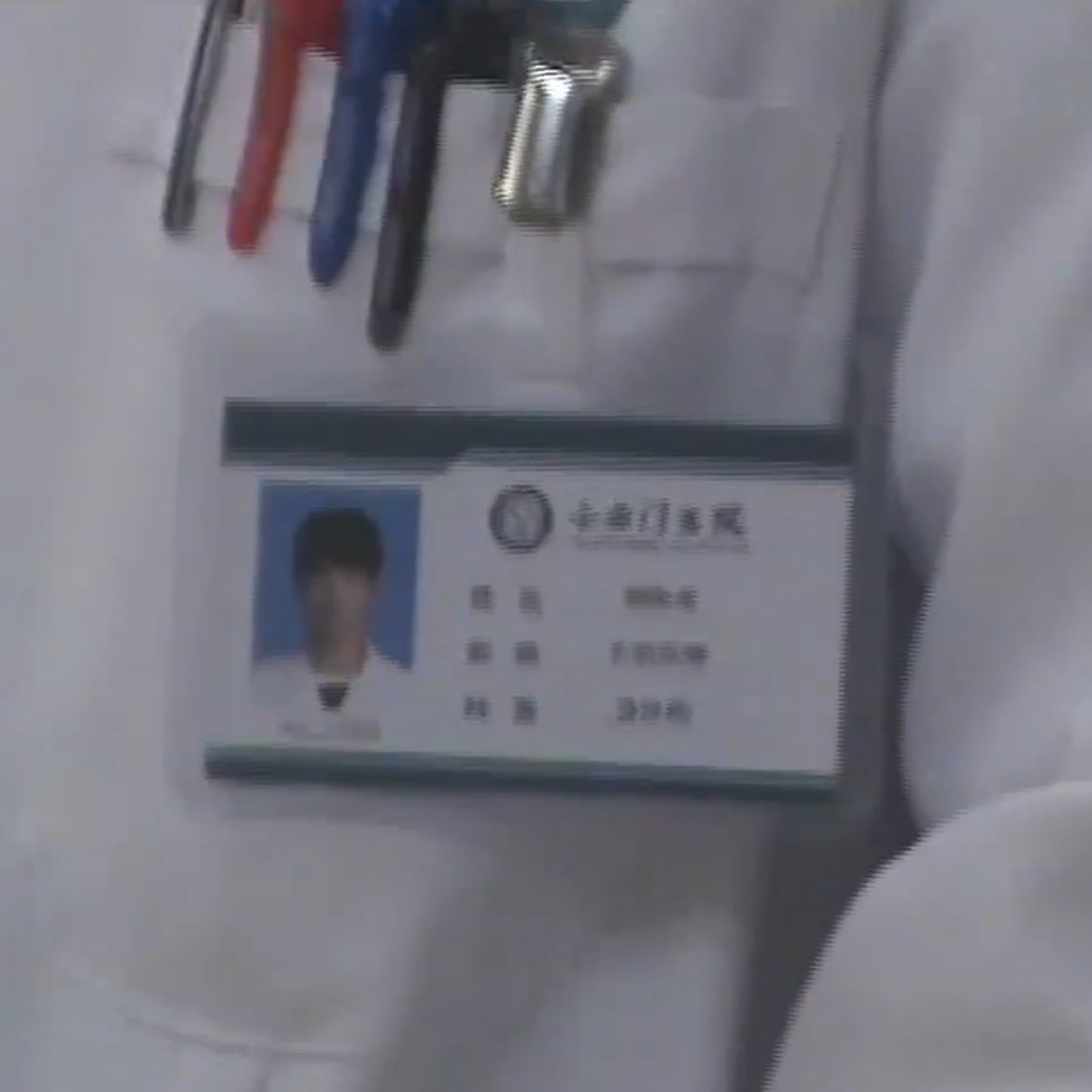 ก็จะถามคุณหมอสั้นๆ ใครเอาปากกาของพี่พยาบาลที่เคาเตอร์ไปคะ