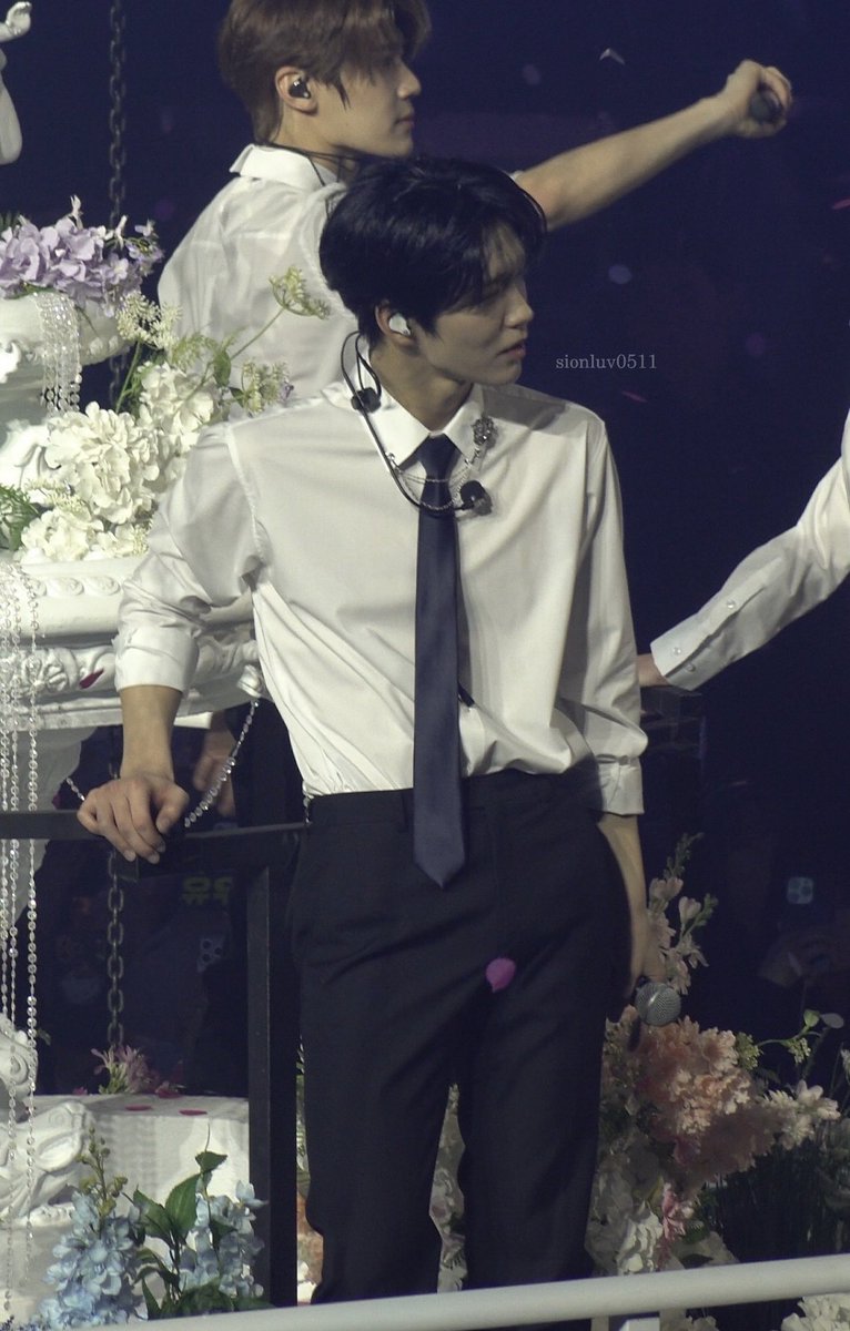 YAAMPUN PANGERANKU MEMPELAI PRIA KU kalau besok kalian ga melihat jae hee dan aku di twt lagi berarti itu tanda nya kita sudah selesai mengadakan resepsi pernikahan ya gais do'akan keluarga mungil ku bahagia