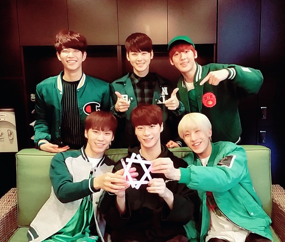 mirutounutan's tweet photo. #아스트로_10주년_영원히_함께하자
これからも ずっと ずっと
ずっと 一緒にいようね🫶💜💜

ASTROちゃん
㊗️デビュー10周年おめでとう✨ https://t.co/OoujjXPcuV