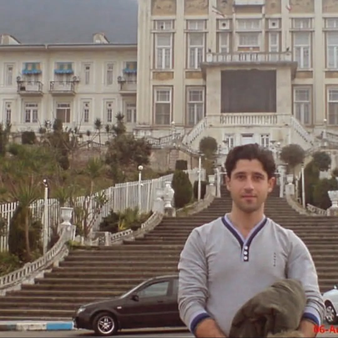 بخاطر معصومیت تو
بخاطر همه کمبودهایت
بخاطر همه استعدادهای هدر رفته‌ات
بخاطر خاطرات تنها سفری که به رامسر رفتی
بخاطر دادگاه نمایشی‌ات
بخاطر چهره زیبایت
بخاطر پایمال شدن خونت
بخاطر همه رنج‌هایی که کشیدی
بخاطر خنده شیطانی قاضی در دادگاه
بخاطر ظلمی که به تو شد
جمهوری اسلامی باید زیر