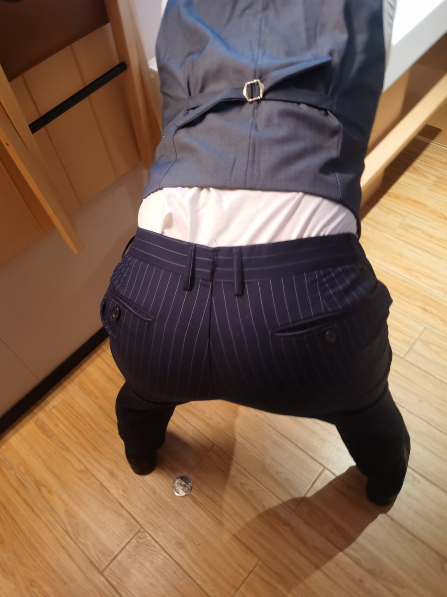 PPb45761's tweet photo. 正装东北爷们 鸡巴又大又硬都快把西裤撑破了 后面被操的骚的不行👔👔👔 https://t.co/s5DhmT3JyZ