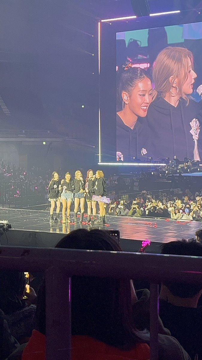 fawn_0923's tweet photo. 콘서트 후기
솔로곡 다 좋았고 특히 슈화랑 소연이는 충격이었음 단체무대는 화 개인적으로 좋았고 신곡 민니파트 걍 레전드임 아딱질 떼창도 재밌었고 마이백-퀸카-톰보이-슈퍼레이디때 기절할뻔함 ㅠㅠ 진짜 톰보이가 진짜 미친곡임 https://t.co/0aJbLKpgqo