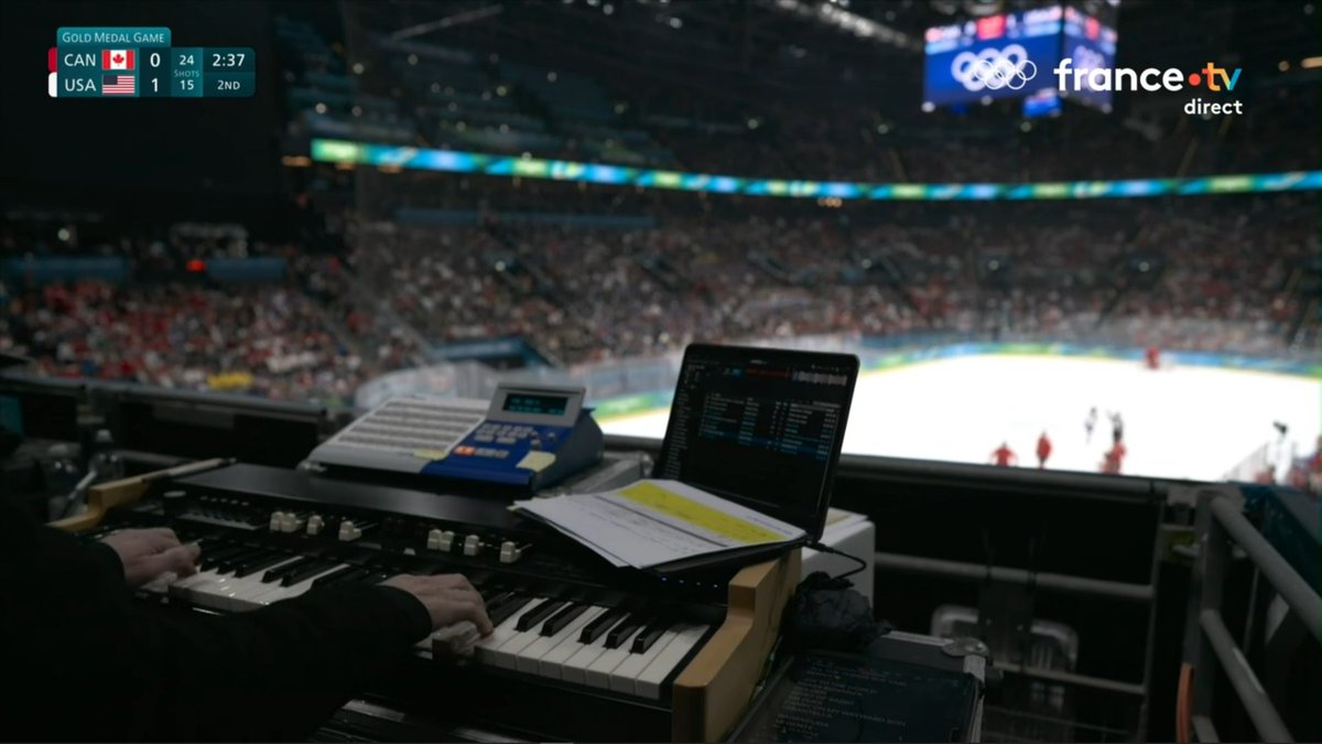 Le commentateur du match Canada - USA qui dit que le joueur d'orgue est là pour jouer un "son emblématique de la NHL et du Hockey sur Glace" alors qu'en fait c'est juste Golden d'HUNTR/X mdr