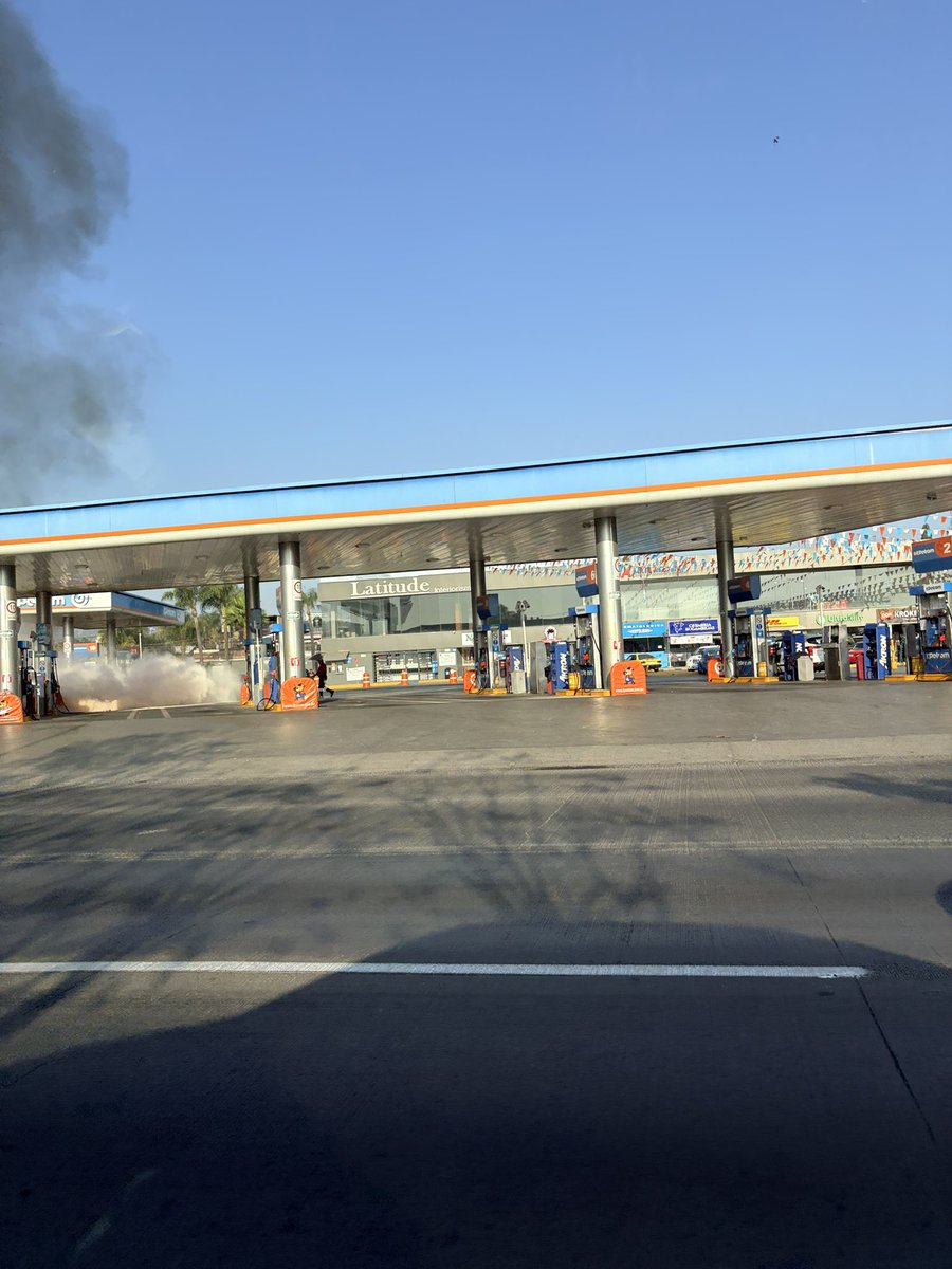 NARIZROJAAC's tweet photo. Gasolinera en López Mateos cerca de Bugambilias @Trafico_ZMG https://t.co/PSJDJPskLT