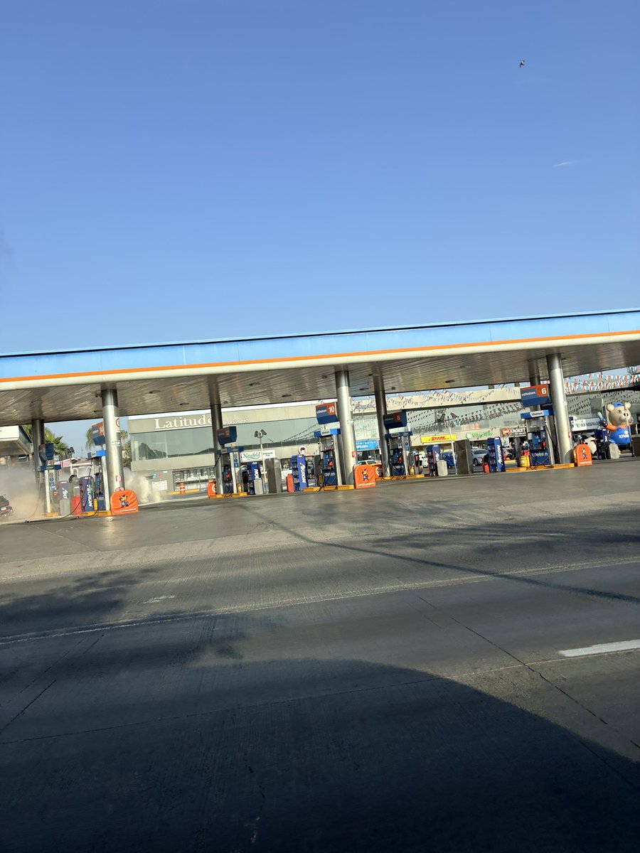 NARIZROJAAC's tweet photo. Gasolinera en López Mateos cerca de Bugambilias @Trafico_ZMG https://t.co/PSJDJPskLT