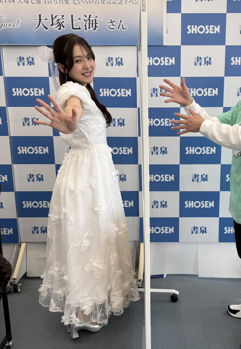 ✰#大塚七海1st写真集 #七いろの青✰ お渡し会初日‼️ 皆が表紙ポーズ