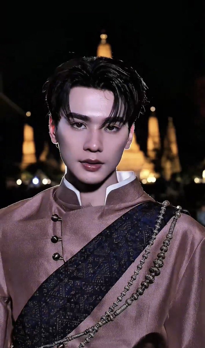 ชุดนี้ได้ถ่ายรูปไว้เยอะมั้ยนะ ;-; อยากเห็นหะริดลงไอจี หล่อมากกกก หล่อถูกต้อง หล่อตะโกนว่าแต๊งกิ้วไทยแลนด์