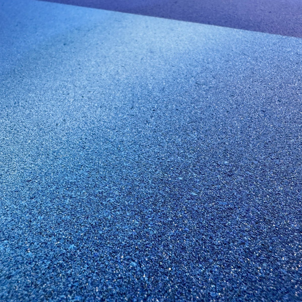 2人展の作品、まだまだ制作中です。
右下に写っているブラシを弾いて、スパッタリングで描いています。使っているのはアクリル絵具。岩絵具のような質感を目指して、こんな技法で制作してます。

堤岳彦・堤あすか 絵画展 -神話の水平線-
2026.3.4水-9月
銀座三越 本館7階ギャラリー