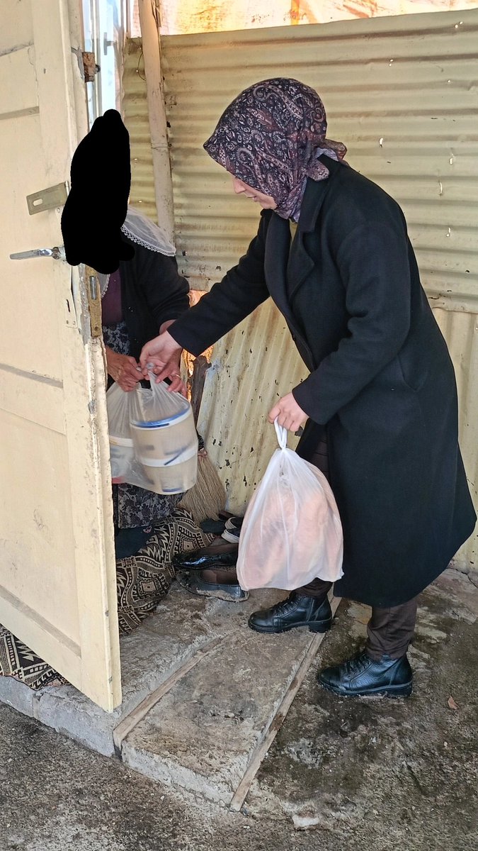 ZEYNEP_0404's tweet photo. 📍Patnos Belediye'mizin tenceresi paylaşmak için kaynamaya devam ediyor. Sayın Başkanımız  Abdulhalık TAŞKIN öncülüğünde yemek dağıtımı yapılıyor. Ramazan'ı Şeriflerimiz Mübarek olsun. @Abdulhalik_Tskn @Ruken_Kilerci @Cetintasdemirr4 @Akpartipatnos04 @Dtilhamiyildiz https://t.co/nvXHjDPwMI