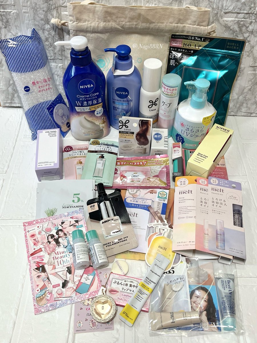 左 各ブースで頂いたもの 右 くじ引きして貰うランダムお土産 愛用し