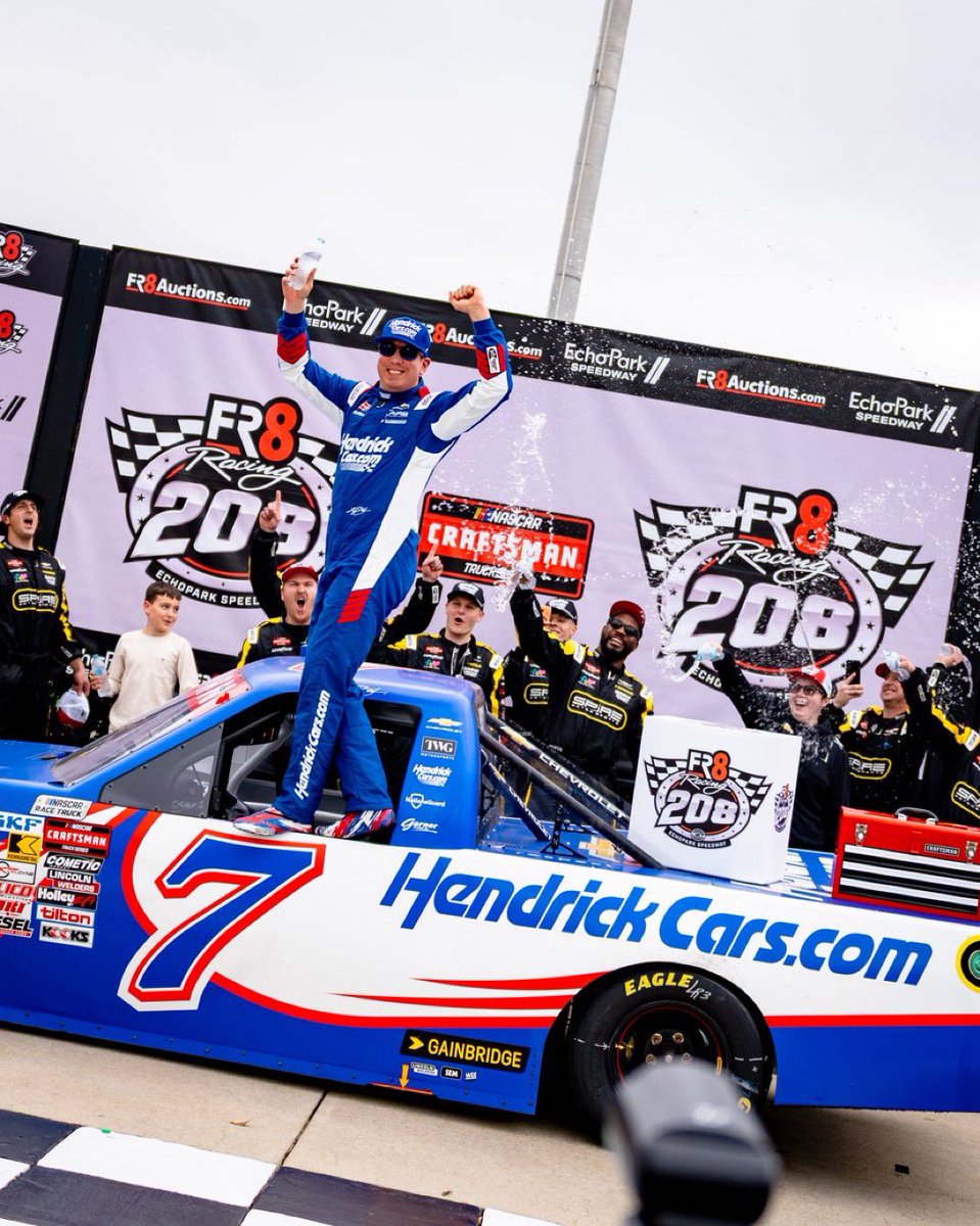 Kyle Busch ganó en Atlanta. No es novedad, pero tampoco deja de impresionar.

Aparece en Trucks unas pocas carreras al año y casi siempre gana. Es el piloto con más victorias en la división y lo hace con una naturalidad que da mucho a pensar sobre la competencia.

La carrera