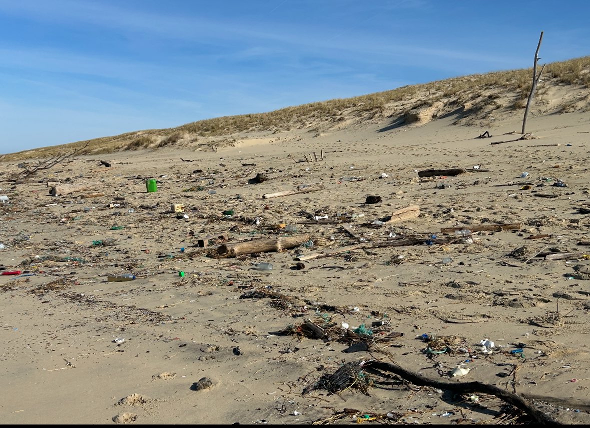 GillesSimoncini's tweet photo. Plage océan après tempête …le plastique C pas fantastique 🥲🥲 https://t.co/P1y1yGNg6S