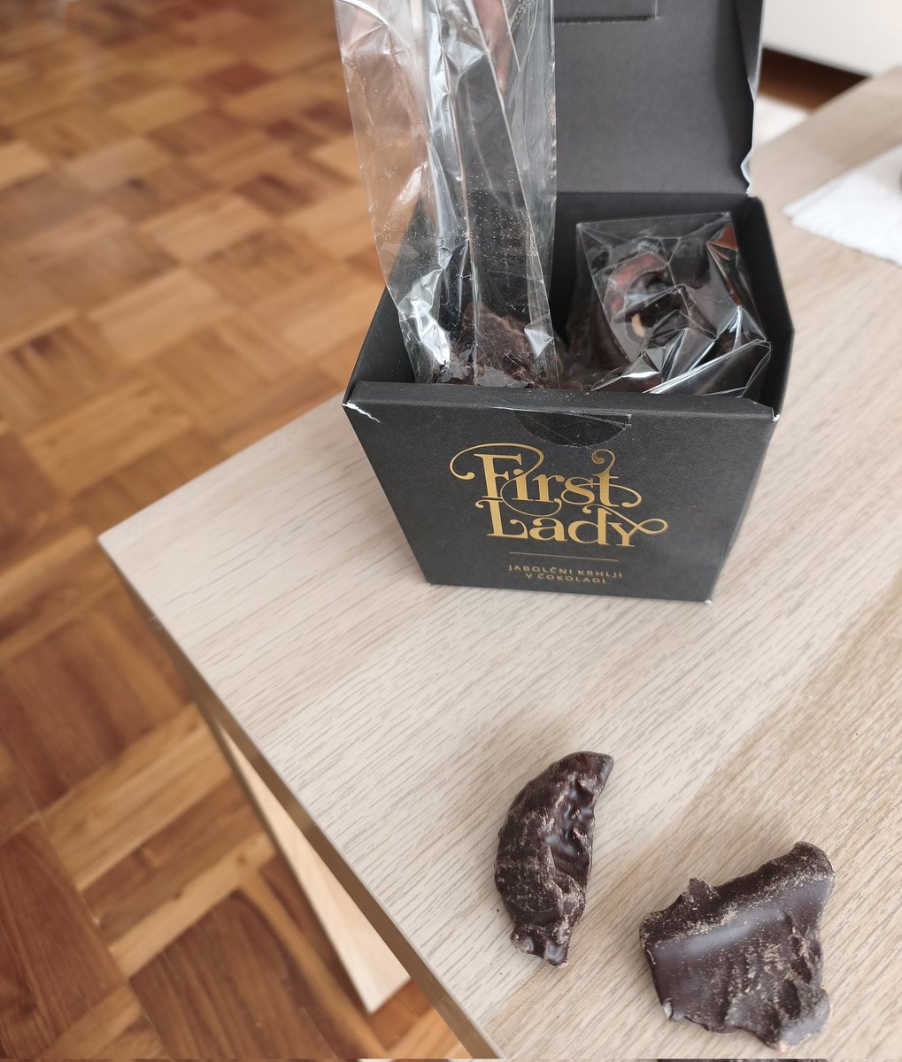 OnlyMelaniaTR's tweet image. Apple slices dipped in chocolate #Sevnica #Slovenia #FirstLady

I just opened and tried them and they're delicious 😋🤩