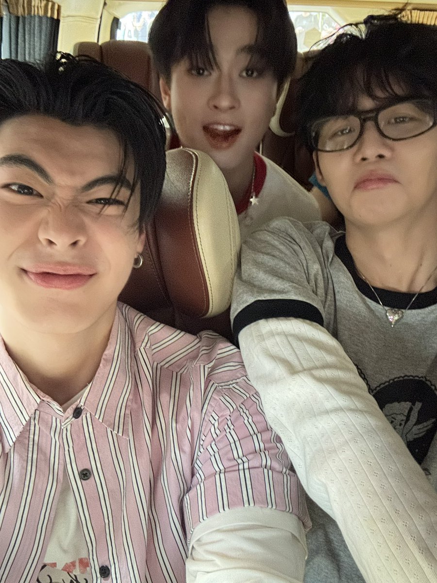 tthi_eks's tweet image. วันนี้เป็นยังไงบ้างคับบทุกคน สนุกกันมั้ยเอ่ย ฝั่งนี้สนุกมากกก ขอบคุณทุกคนที่มาและคอยซัพพอร์ตพวกเราแก๊งด้วงกับเธอนะคับ ธีร์รักทุกคนมากจริงๆ ดีใจที่ทุกคนมาเจอกันงับ ไปกันต่อที่อีพี555555555555

DUANG BUSKING WITH YOU
#BuskingDuangWithYou