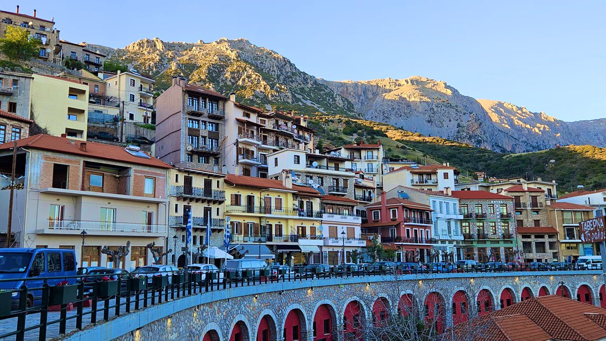 PetrOndracek10's tweet photo. 🇬🇷/13 Přezdívka horského městečka #Arachova jako "řecký Aspen" je asi dost nadsazená. Přesto možnost vyjet si v zimě z Athén zalyžovat nebo v létě vyrazit od pobřeží absolvovat horskou túru dotváří obraz 🇬🇷 jako dokonalé vícevrstevnaté turistické destinace. V rámci road tripu toto městečko, ležící v nadmořské výšce 950 m.n.m., stojí za zastávku a přenocování (je jen 10 km od Delf). Atmosféra a výhledy do údolí hluboko pod ním opravdu připomínají alpská střediska. Návštěvníkovi nabízí široký výběr ubytování i restaurací v kulisách úzkých uliček a kamenných domů.