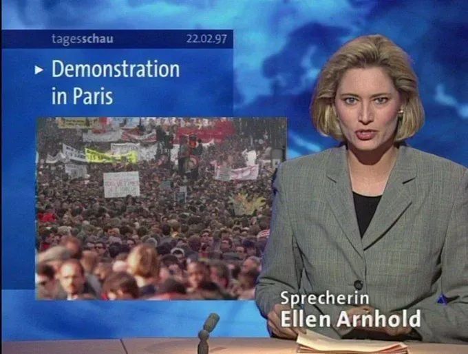 22.02.97, Paris: Massenproteste gegen die französische Regierung, weil diese auf Wahlerfolge des Front National mit Ausländerrechts-Verschärfung reagierte.