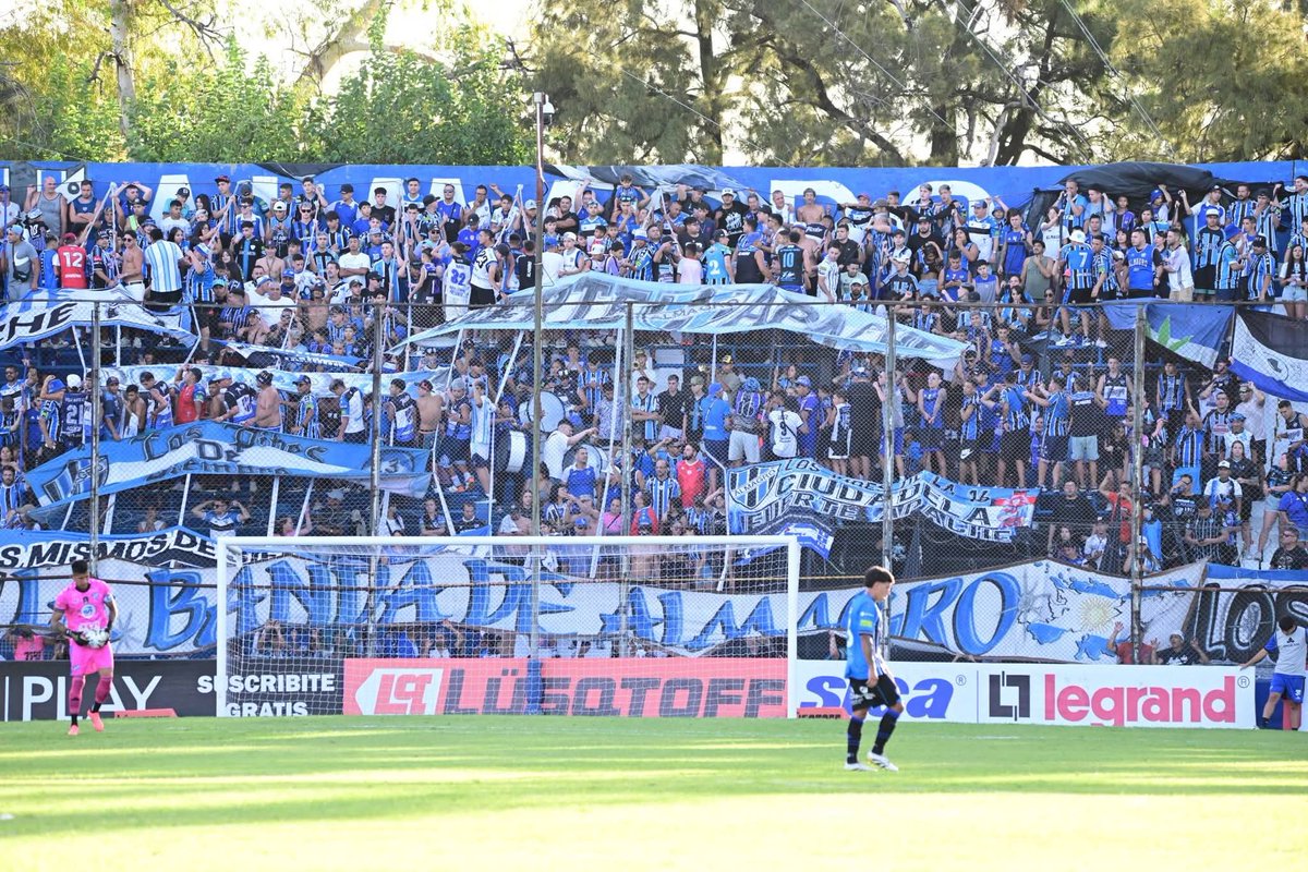 Sigo sosteniendo que Almagro es grande por su gente. Años peleando descenso y la gente se ilusiona siempre🟦⬜⬛