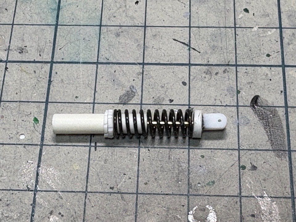 リアサスで流用出来そうなのがなかったんででっち上げ😅
86ガンマのリアサスが写った写真がないんで85ガンマを参考にしてみた。
歪な出来だけど目立つトコじゃないんで組み込んだら気にならない・・・と思う。
たぶん😅