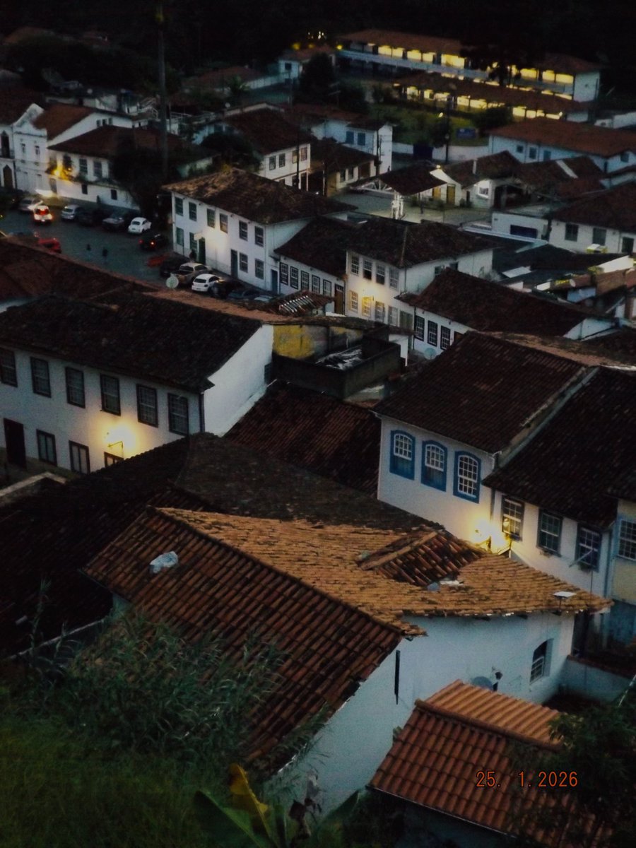Pouco se fala sobre a beleza de Ouro Preto com luzes e lamparinas acesas durante a noite