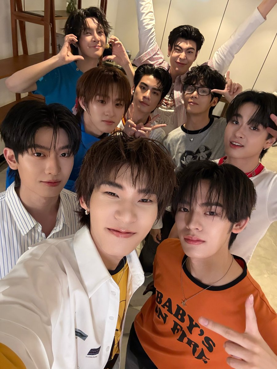 ด้วงกับเธอออออออยู่นี่ค้าบบบบ 🙋🏻‍♂️busking วันนี้ได้มาเจอพี่ ๆ หม่ามี๊ทุกคนแบบนี้ดีมากเลยยยย เป็นความทรงจำที่ดีของจี๋จี๋เลย ทุกคนมีความสุขเหมือนกันไหมกั้บ ฝากติดตามด้วงกับเธอต่อไปด้วยน้า รักนะคับ 🫶🏻 ขอบคุณพี่ทมกด้วยคับ พี่ที่น่ารักของน้องเสมออ

DUANG BUSKING WITH YOU