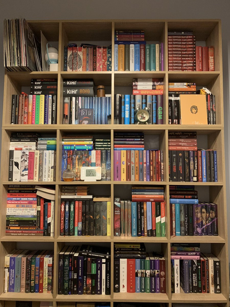 mcgrady222's tweet photo. @HelloiamDiana Для книг стелажі на розетці купляли. А для коміксів під свої розміри замовляли стінку https://t.co/Adrwv2GyHs