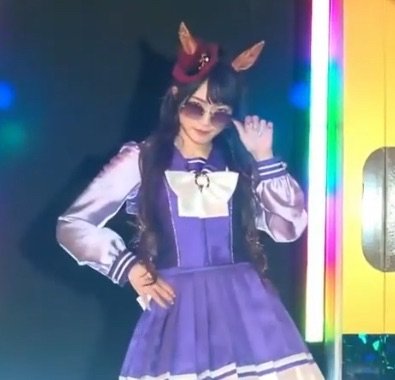 DasTier92's tweet photo. En el Pakalive de hoy presentaron OCHO umamusumes nuevas. 

Destacando especialmente Forever Young, inspirada en el caballo multicampeón del dueño de Cygames, que todavía sigue en activo.
En el juego es presentada como una gyaru innovadora que viaja por el mundo para ver carreras y hacer negocios.