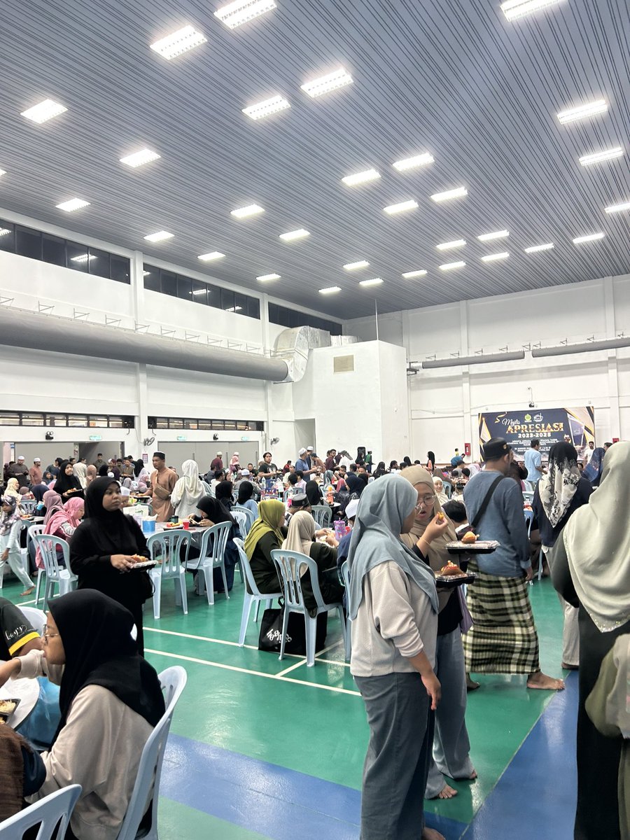 Hey hey 2026 masjid review let’s goooo 🕌✨

#1 Masjid Putra Heights

- Terawih start 9.04pm, habis 8 rakaat 9.15pm. 
- Bacaan merdu dan santai, 1-2 ayat saja lepas Al-Fatihah
- Main buka puasa lepas Maghrib, packed food + dewan besar gila