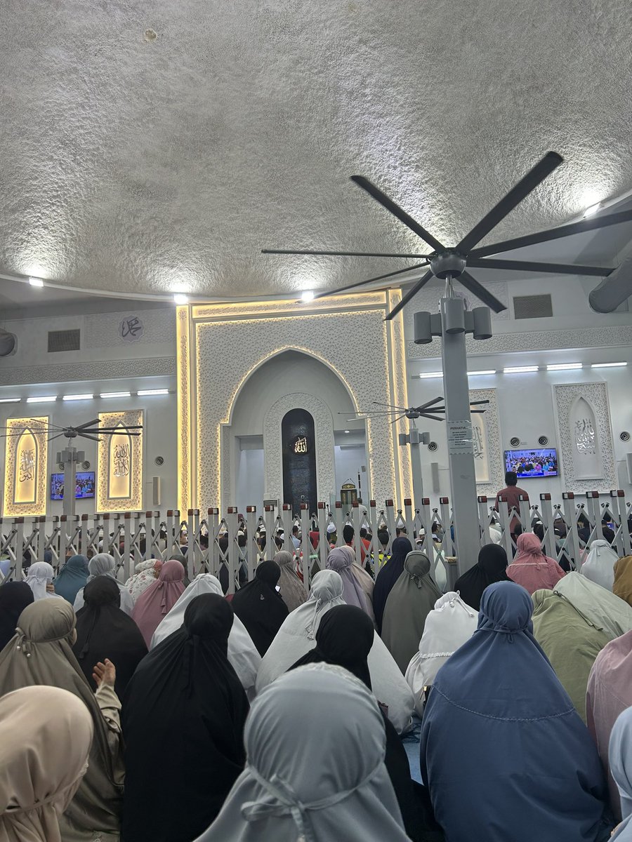 puteriarchy's tweet photo. Hey hey 2026 masjid review let’s goooo 🕌✨

#1 Masjid Putra Heights

- Terawih start 9.04pm, habis 8 rakaat 9.15pm. 
- Bacaan merdu dan santai, 1-2 ayat saja lepas Al-Fatihah
- Main buka puasa lepas Maghrib, packed food + dewan besar gila https://t.co/SscVEOjEKd