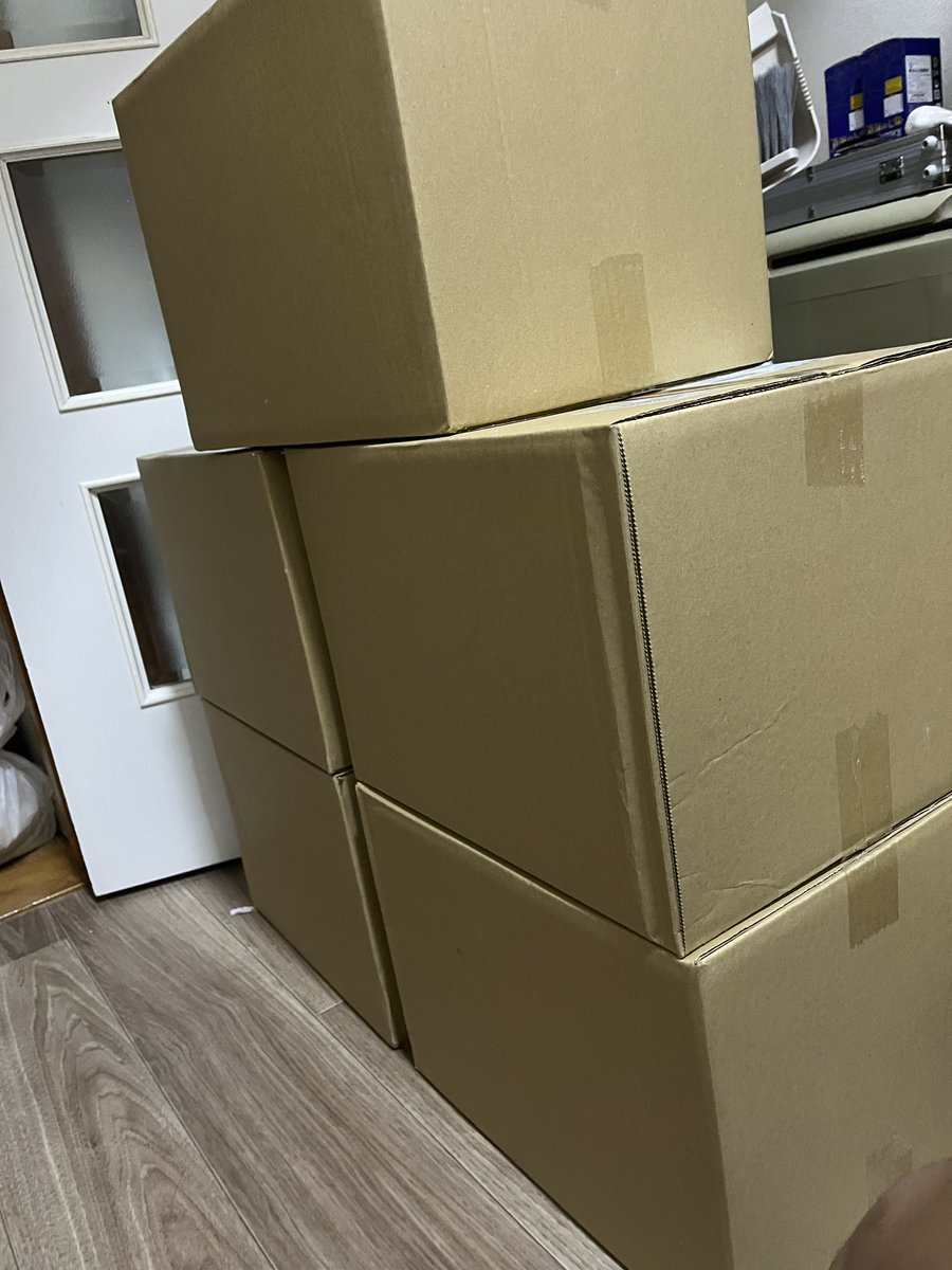 MuMuMuRoom's tweet photo. 洋服が5箱届きました https://t.co/1pPkj4m0hY
