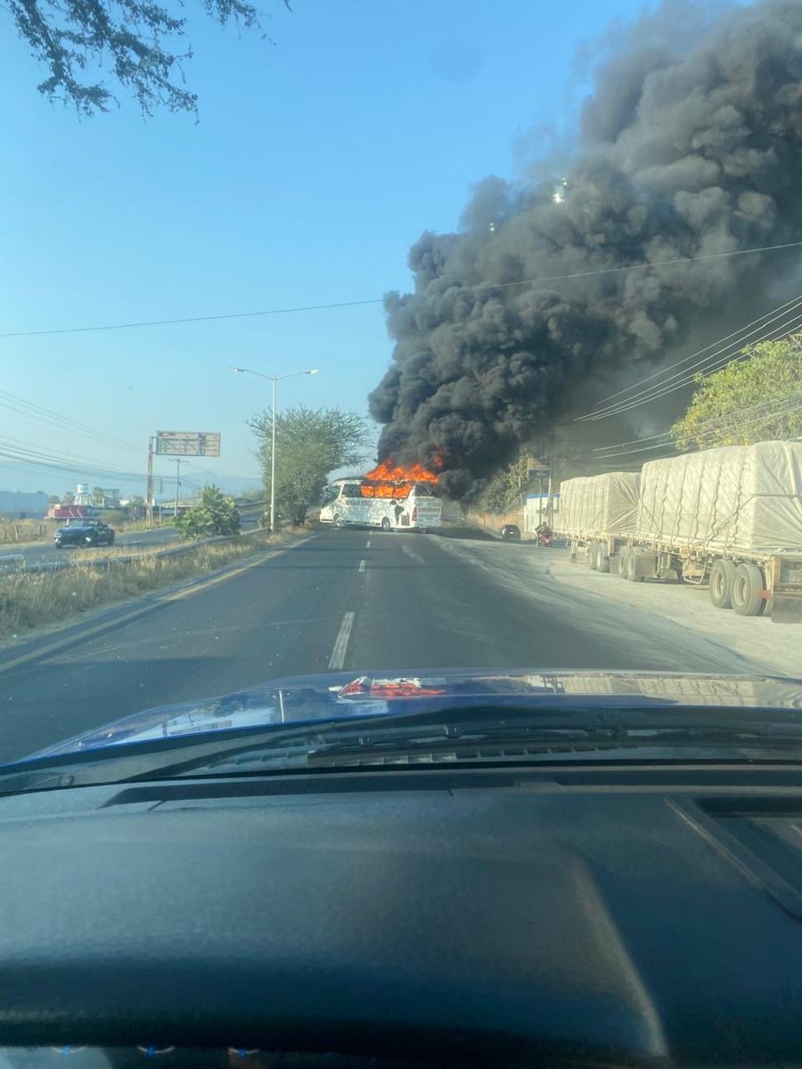 anaagml's tweet photo. @Trafico_ZMG NARCObloqueos en la zona de lópez mateos sur, saliendo de la ciudad, hay ponchallantas tirados y se escuchan balazos, varios camiones quemados https://t.co/l5cVEE7id3