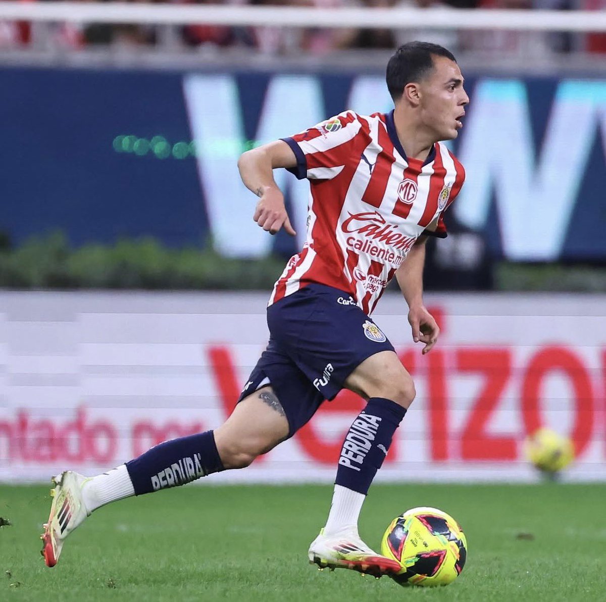 rodrigocamacho_'s tweet photo. Habrá que ver qué tan replicable puede ser en otros partidos y escenarios, pero Milito puede haber encontrado una ruta para aprovechar a Hugo.

Juntar a Camberos, Efraín, Alvarado, ‘Cotorro’, Brian, Campillo, Ledezma, etc. otorga un piso y techo competitivo altísimo. https://t.co/Z6sjAh3sDv