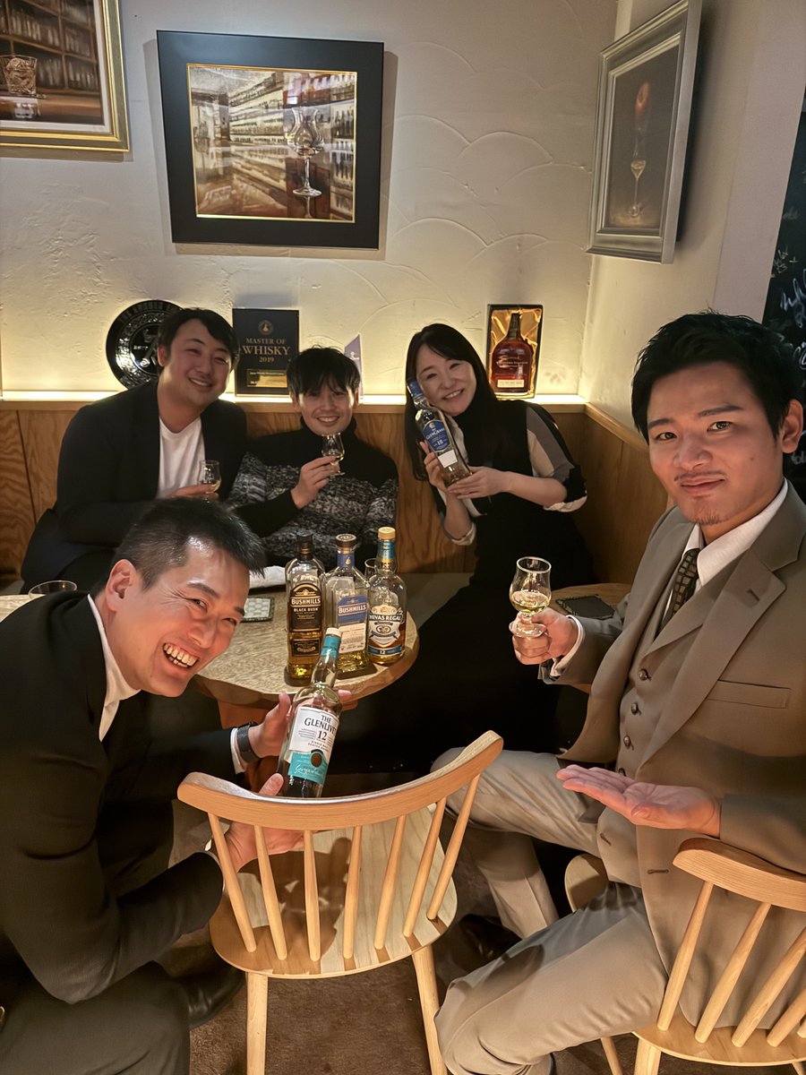 highball_cho's tweet photo. 今日もチームしずたにえんで熱い熱い話をしました！！！

お酒を飲みすぎたから熱いのか？！それともただ熱いだけなのか？！

飲食店では匠の技術か？それともエンターテイメントか？という話がありますが、

新宿ウイスキーサロンにもエンターテイメントがある！とのことで、顔面より大きな杯を飲み干しました！！

ヤバタニエン！

ハイボールながたにえんは、お酒を通じた幸せのお届けをモットーとしており���何を飲んだか忘れてしまったとしても、「幸せ」という記憶が残れば、正解！！！

#新宿ウイスキーサロン

@whisktail 
@whiskymank 
@りょうた
@おおたにえん