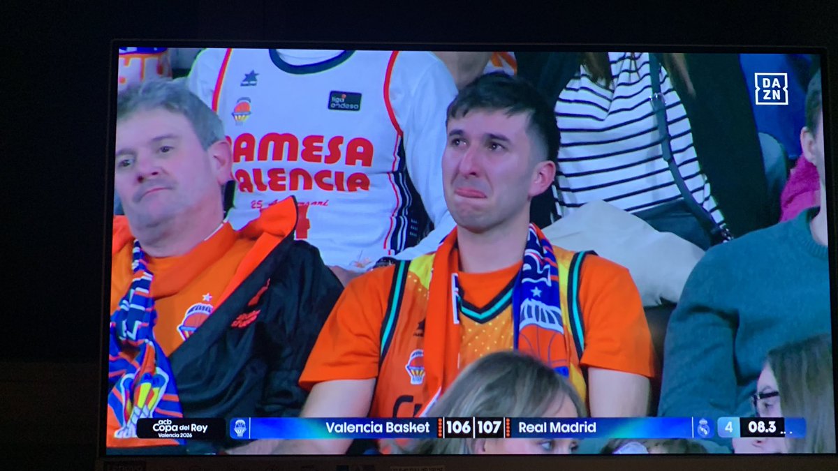 El resumen de lo que es el baloncesto.
12 segundos de juego entre las dos fotos.