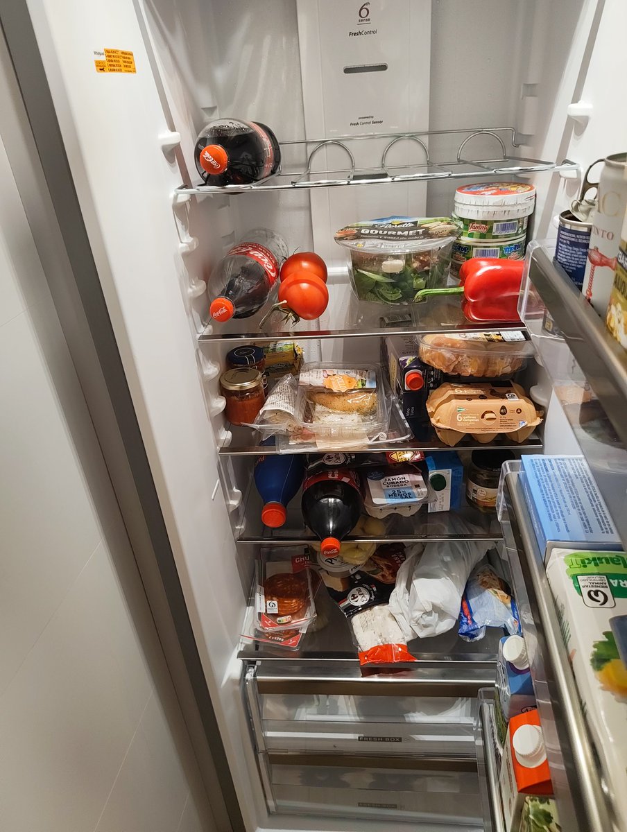 ReloadedJairo's tweet image. Los tres beben coca cola a diario y los tres tiran la botella en cuanto pierde el gas les voy a decir que compren una en común o algo