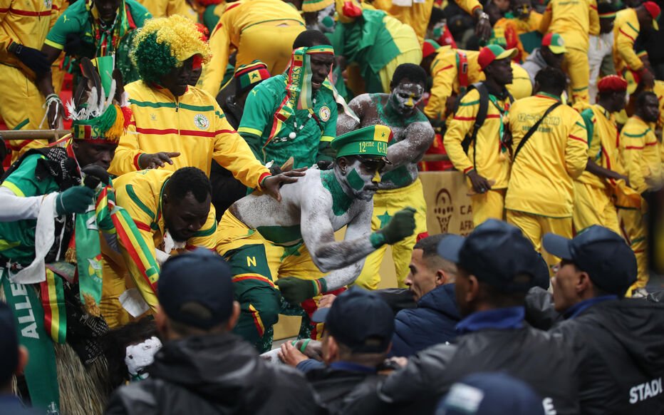 lnstantFoot's tweet photo. 🚨💣 BREAKING ! Patrick Kabou, avocat des supporters sénégalais emprisonnés au Maroc après la finale de la CAN s'est exprimé face à la presse. 🎙️🇸🇳🇲🇦

Il dénonce de graves entraves à la défense et des irrégularités dans la procédure et décrit ses clients comme "boucs émissaires" du système. ⏬

« 𝘑'𝘢𝘪 𝘥𝘦́𝘧𝘦𝘯𝘥𝘶 𝘱𝘭𝘶𝘴 𝘥𝘦 𝟤𝟢𝟢 𝘥𝘰𝘴𝘴𝘪𝘦𝘳𝘴 𝘥𝘦 𝘚𝘦́𝘯𝘦́𝘨𝘢𝘭𝘢𝘪𝘴 𝘥𝘦 𝘭'𝘦𝘹𝘵𝘦́𝘳𝘪𝘦𝘶𝘳, 𝘤'𝘦𝘴𝘵 𝘭𝘢 𝘱𝘳𝘦𝘮𝘪𝘦̀𝘳𝘦 𝘧𝘰𝘪𝘴 𝘲𝘶'𝘰𝘯 𝘮'𝘦𝘮𝘱𝘦̂𝘤𝘩𝘦, 𝘥𝘢𝘯𝘴 𝘶𝘯 𝘱𝘢𝘺𝘴, 𝘥𝘦 𝘷𝘰𝘪𝘳 𝘮𝘦𝘴 𝘤𝘭𝘪𝘦𝘯𝘵𝘴. (...) 𝘔𝘦̂𝘮𝘦 𝘦𝘯 𝘢𝘭𝘭𝘢𝘯𝘵 𝘢𝘶 𝘵𝘳𝘪𝘣𝘶𝘯𝘢𝘭, 𝘰𝘯 𝘳𝘦𝘤𝘦𝘷𝘢𝘪𝘵 𝘥𝘦𝘴 𝘪𝘯𝘴𝘶𝘭𝘵𝘦𝘴 𝘳𝘢𝘤𝘪𝘴𝘵𝘦𝘴. (...) 𝘓𝘦 𝘤𝘰𝘯𝘵𝘦𝘯𝘶 𝘥𝘦𝘴 𝘱𝘳𝘰𝘤𝘦̀𝘴 𝘷𝘦𝘳𝘣𝘢𝘶𝘹 𝘤𝘩𝘢𝘯𝘨𝘦𝘢𝘪𝘵 𝘥𝘶 𝘫𝘰𝘶𝘳 𝘢𝘶 𝘭𝘦𝘯𝘥𝘦𝘮𝘢𝘪𝘯. 

𝘖𝘯 𝘢 𝘦́𝘤𝘢𝘳𝘵𝘦́ 𝘵𝘰𝘶𝘴 𝘭𝘦𝘴 𝘨𝘳𝘪𝘦𝘧𝘴 𝘱𝘰𝘴𝘦́𝘴 𝘱𝘢𝘳 𝘭𝘦 𝘱𝘳𝘰𝘤𝘶𝘳𝘦𝘶𝘳. 𝘔𝘢𝘪𝘴 𝘢̀ 𝘤𝘩𝘢𝘲𝘶𝘦 𝘧𝘰𝘪𝘴 𝘲𝘶'𝘰𝘯 𝘢𝘷𝘢𝘪𝘵 𝘭'𝘢𝘷𝘢𝘯𝘵𝘢𝘨𝘦 𝘴𝘶𝘳 𝘭𝘦 𝘵𝘦𝘳𝘳𝘢𝘪𝘯 𝘫𝘶𝘳𝘪𝘥𝘪𝘲𝘶𝘦, 𝘪𝘭𝘴 𝘴𝘰𝘳𝘵𝘢𝘪𝘦𝘯𝘵 𝘥𝘦 𝘤𝘦 𝘵𝘦𝘳𝘳𝘢𝘪𝘯 𝘱𝘰𝘶𝘳 𝘪𝘯𝘷𝘰𝘲𝘶𝘦𝘳 𝘢𝘶𝘵𝘳𝘦 𝘤𝘩𝘰𝘴𝘦... 𝗝'𝗮𝗶 𝗽𝗹𝗮𝗶𝗱𝗲́ 𝗽𝗲𝗻𝗱𝗮𝗻𝘁 𝘁𝗿𝗼𝗶𝘀 𝗺𝗶𝗻𝘂𝘁𝗲𝘀 𝗲𝗻 𝗳𝗿𝗮𝗻𝗰̧𝗮𝗶𝘀. 𝗟𝗲 𝗽𝗿𝗲́𝘀𝗶𝗱𝗲𝗻𝘁 𝗱𝘂 𝘁𝗿𝗶𝗯𝘂𝗻𝗮𝗹 𝗺'𝗮 𝗶𝗻𝘁𝗲𝗿𝗿𝗼𝗺𝗽𝘂 𝗽𝗼𝘂𝗿 𝗺𝗲 𝗱𝗶𝗿𝗲 𝗾𝘂’𝗶𝗹 𝗮𝘃𝗮𝗶𝘁 𝗼𝘂𝗯𝗹𝗶𝗲́ 𝗲𝘁 𝗾𝘂𝗲 𝗷𝗲 𝗱𝗲𝘃𝗮𝗶𝘀 𝗽𝗹𝗮𝗶𝗱𝗲𝗿 𝗲𝗻 𝗮𝗿𝗮𝗯𝗲. »

Le ministère public avait requis des peines pouvant aller jusqu'à deux ans de prison ferme à l'encontre de chacun des prévenus. Selon le parquet, ils auraient « volontairement cherché à perturber le bon déroulement du match » et « exercé des violences diffusées en direct sur des chaînes de télévision ».

Lors de l'audience, 𝗹𝗲𝘀 𝘀𝘂𝗽𝗽𝗼𝗿𝘁𝗲𝗿𝘀 𝗼𝗻𝘁 𝗱𝗲 𝗻𝗼𝘂𝘃𝗲𝗮𝘂 𝗮𝗳𝗳𝗶𝗿𝗺𝗲́ 𝗹𝗲𝘂𝗿 𝗶𝗻𝗻𝗼𝗰𝗲𝗻𝗰𝗲, 𝘁𝗼𝘂𝘁 𝗲𝗻 𝗲𝘅𝗽𝗿𝗶𝗺𝗮𝗻𝘁 𝗹𝗲𝘂𝗿𝘀 « 𝗿𝗲𝗴𝗿𝗲𝘁𝘀 » 𝗰𝗼𝗻𝗰𝗲𝗿𝗻𝗮𝗻𝘁 𝗹𝗲𝘀 𝗶𝗻𝗰𝗶𝗱𝗲𝗻𝘁𝘀. Ils ont notamment insisté sur le fait que les peuples marocain et sénégalais sont « frères ».

La partie accusatrice fonde essentiellement son dossier sur les images de vidéosurveillance du stade Prince Moulay Abdellah, ainsi que sur les certificats médicaux établis pour des membres des forces de l’ordre et des stadiers blessés. Le parquet a également chiffré les dégâts matériels à plus de 370.000€.