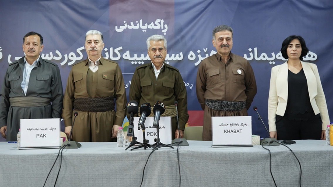 پنج حزب #کردستان_ایران هم‌پیمانی خود را اعلام کردند.
حزب آزاد کردستان،سازمان خبات کردستان ایران،کومله زحمتکشان کردستان،حزب دمکرات کردستان ایران،حزب حیات آزاد کردستان،در این هم‌پیمانی بر تلاش برای سرنگونی جمهوری اسلامی و حق تعیین سرنوشت تاکید کرده‌اند.
#هم_پیمانی #IranRevolution