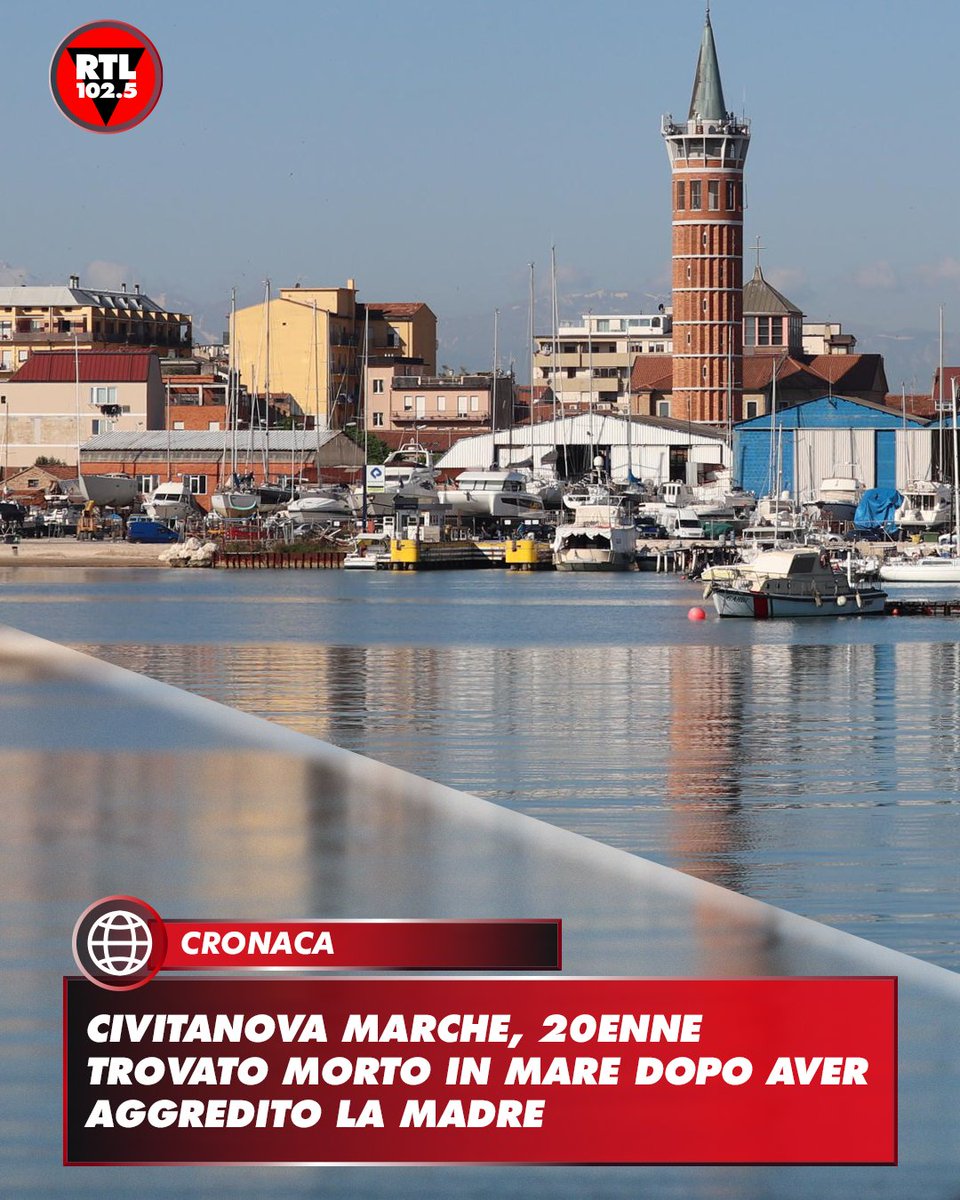 rtl1025's tweet photo. 🔴 È stato ritrovato nelle acque del porto di Civitanova #Marche il corpo senza vita del 20enne di #Pollenza che venerdì sera aveva aggredito la madre durante una lite per poi allontanarsi in auto verso la costa.

Le immagini di videosorveglianza avevano mostrato il giovane nella zona portuale, nei pressi del punto in cui era stata rinvenuta la sua auto, e lasciavano ipotizzare che si fosse lanciato o fosse caduto in mare. Da ieri pomeriggio carabinieri, polizia, vigili del fuoco e guardia costiera avevano avviato le ricerche nell’area del porto, utilizzando anche droni e sommozzatori.

Le operazioni sono proseguite per tutta la mattinata fino al ritrovamento del cadavere intorno alle 11.30. La madre del ragazzo è ricoverata all’ospedale di Macerata con lesioni al volto e alla mandibola. È sedata ma non in pericolo di vita. Restano in corso gli accertamenti per ricostruire con precisione la dinamica dei fatti.

📷 Ansa/GIANLUIGI BASILIETTI